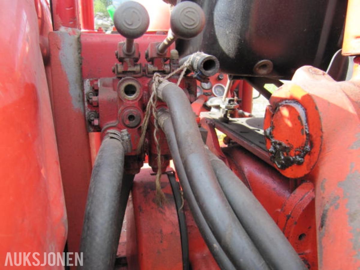 1967 Nuffield 342 traktor med laster